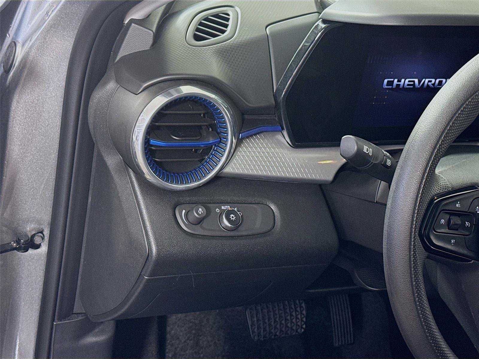 Used 2025 Chevrolet Trax LT FWD image 4