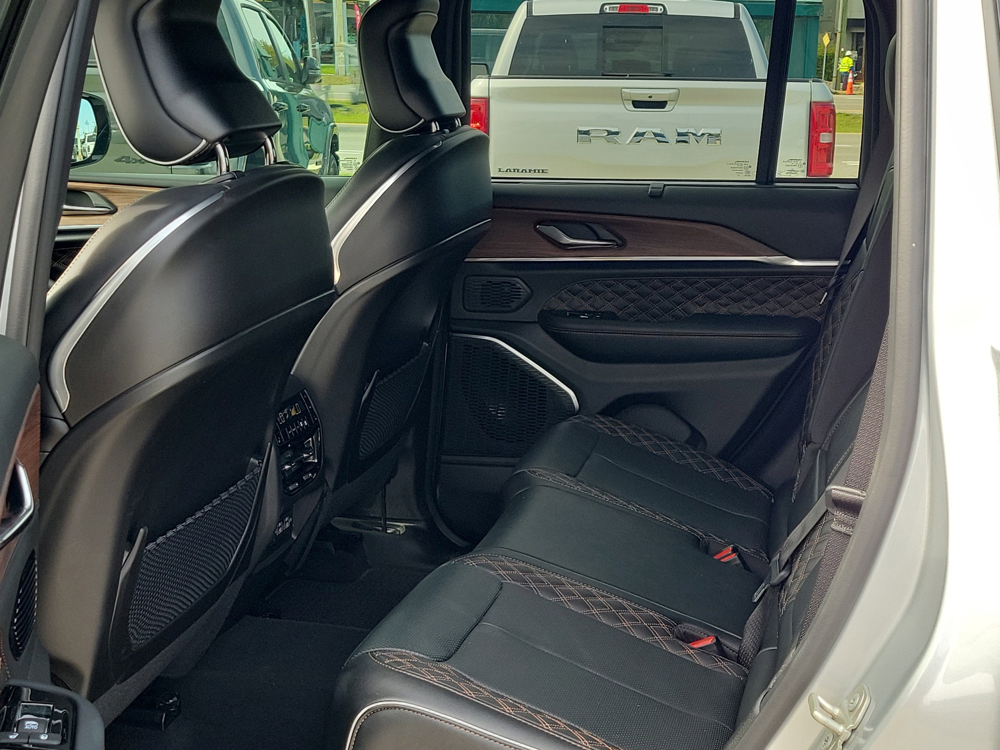 Used 2024 Jeep Grand Cherokee Summit w/ Luxury Tech Group V image 13