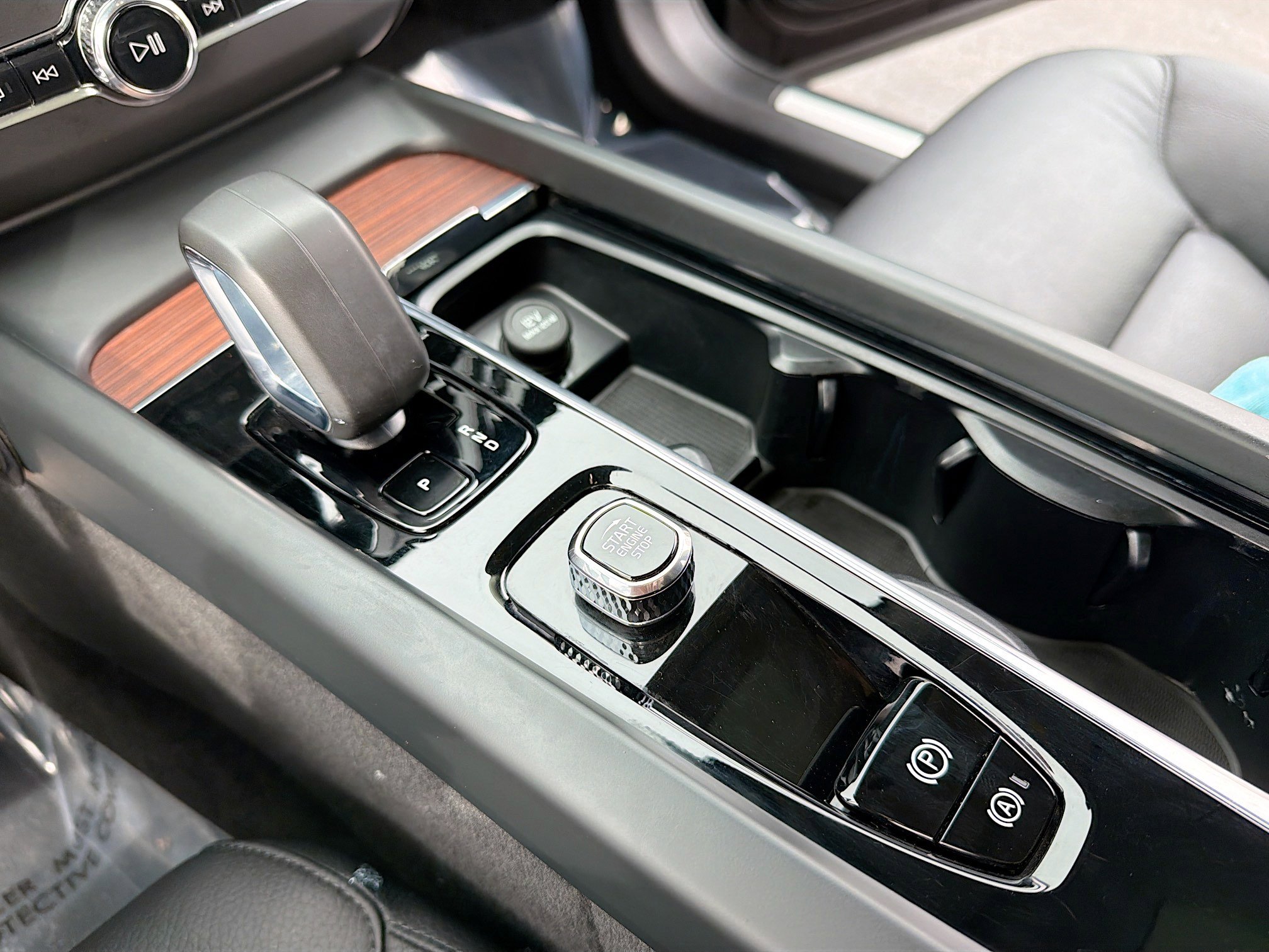 Used 2024 Volvo XC60 B5 Plus image 9