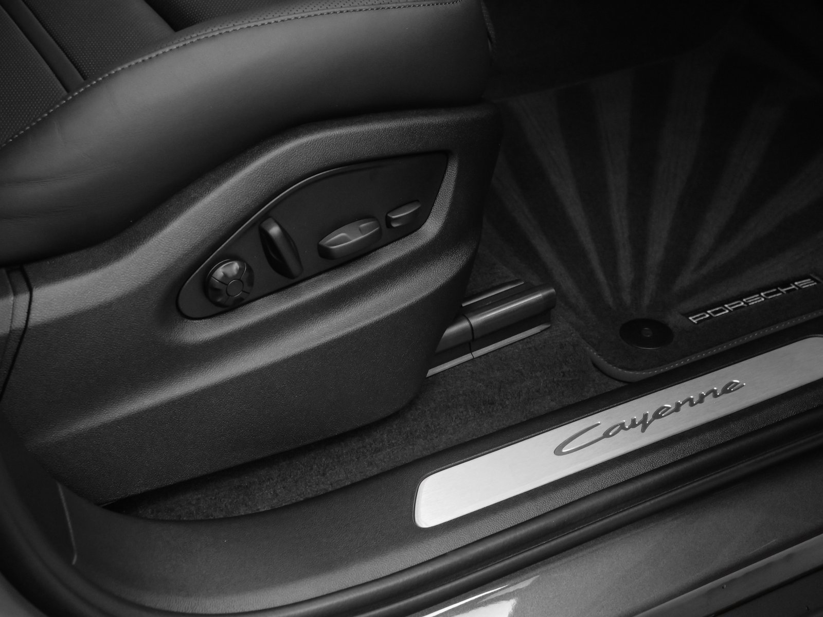 Certified 2025 Porsche Cayenne Coupe image 17