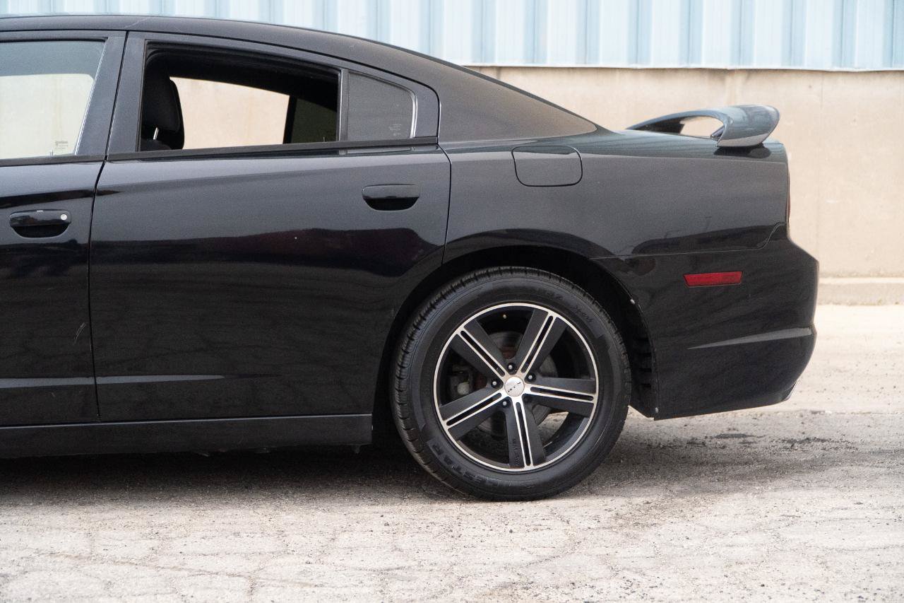 Used 2013 Dodge Charger SE RWD image 8