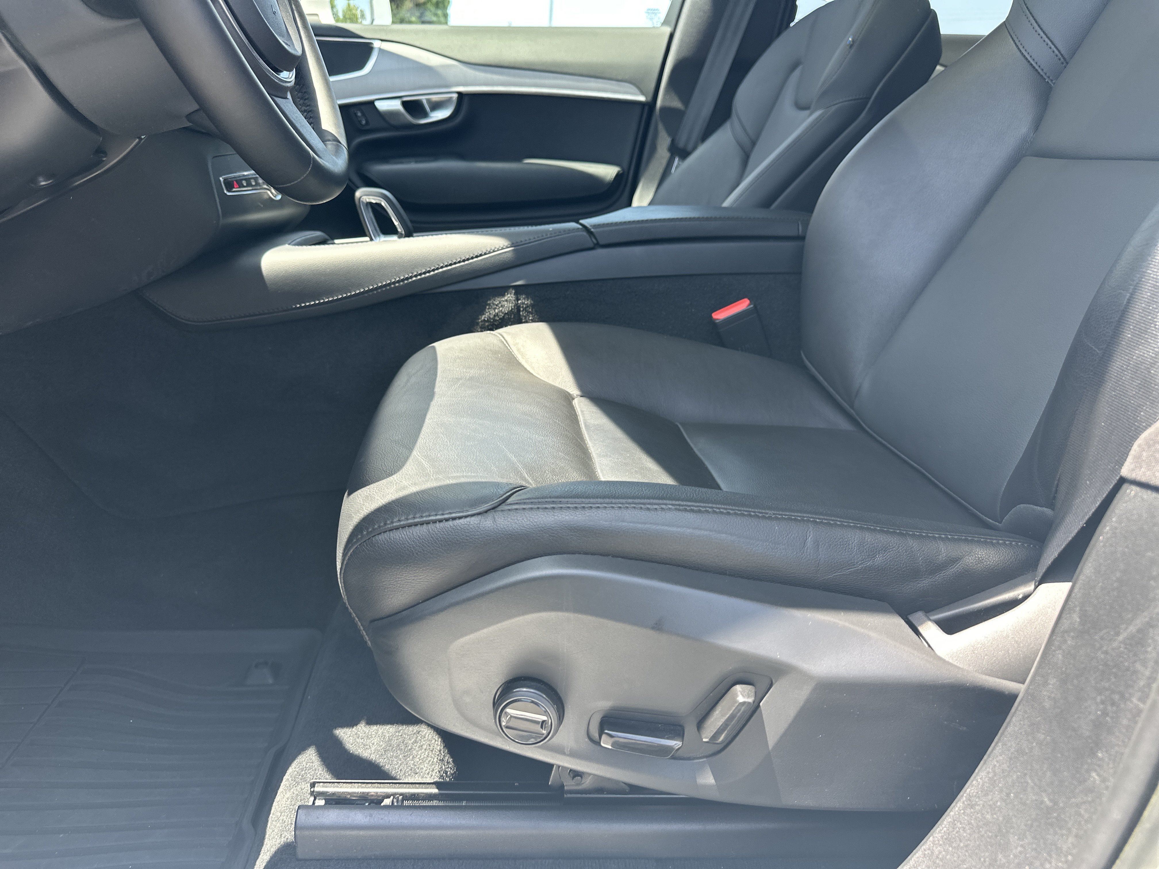 Used 2023 Volvo XC90 B5 Core w/ Protection Package AWD/4WD image 11