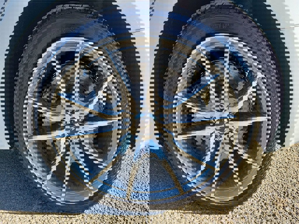 Used 2025 Genesis G70 2.5T image 10