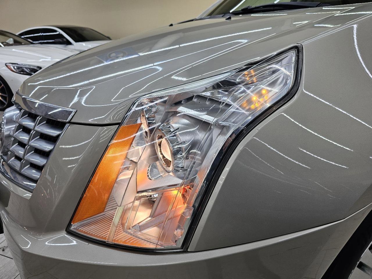 Used 2015 Cadillac SRX Luxury w/ Driver Awareness Package image 10