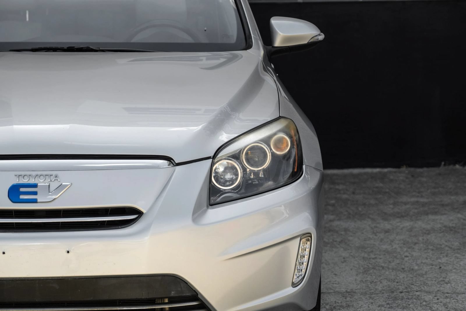 Used 2014 Toyota RAV4 EV FWD image 45