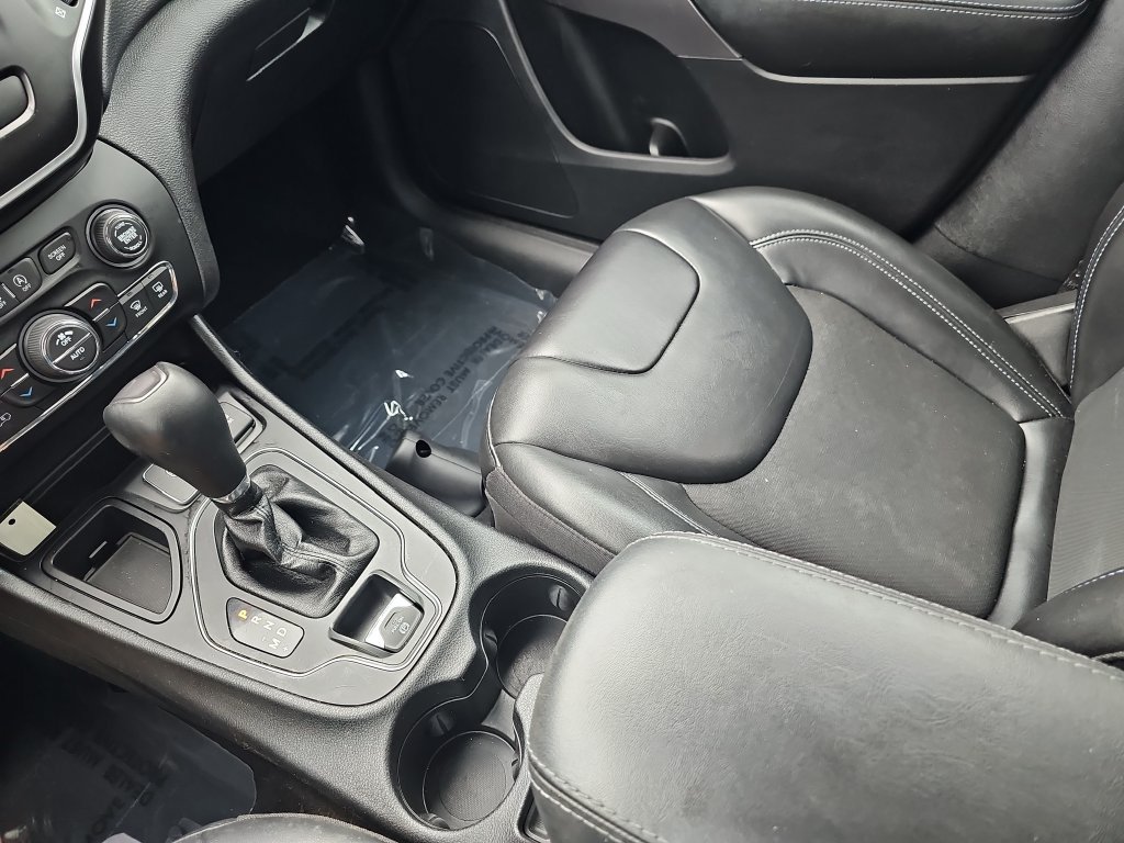 Used 2019 Jeep Cherokee Latitude Plus w/ Comfort/Convenience Group FWD image 25