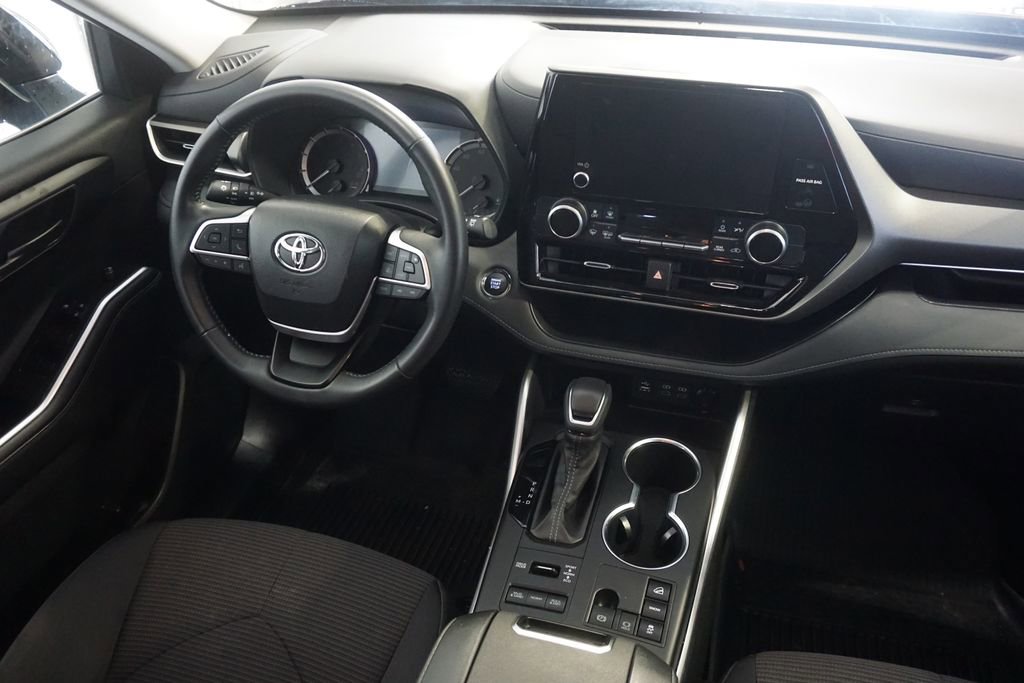 Used 2023 Toyota Highlander LE image 25