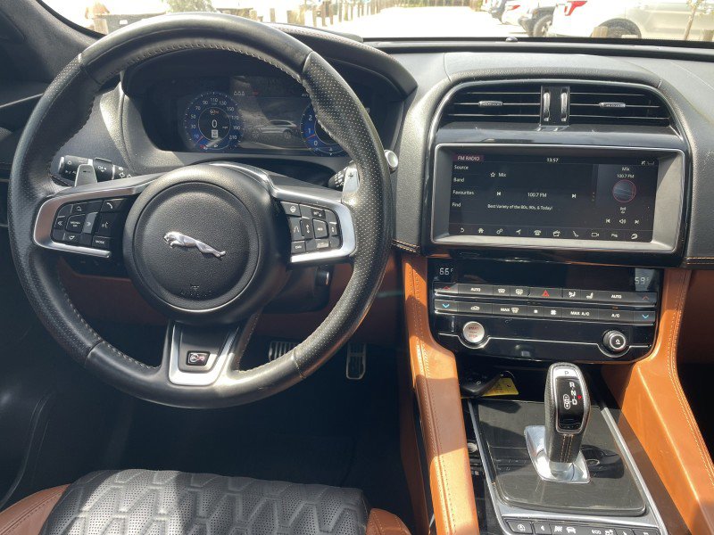Used 2020 Jaguar F-PACE SVR image 16