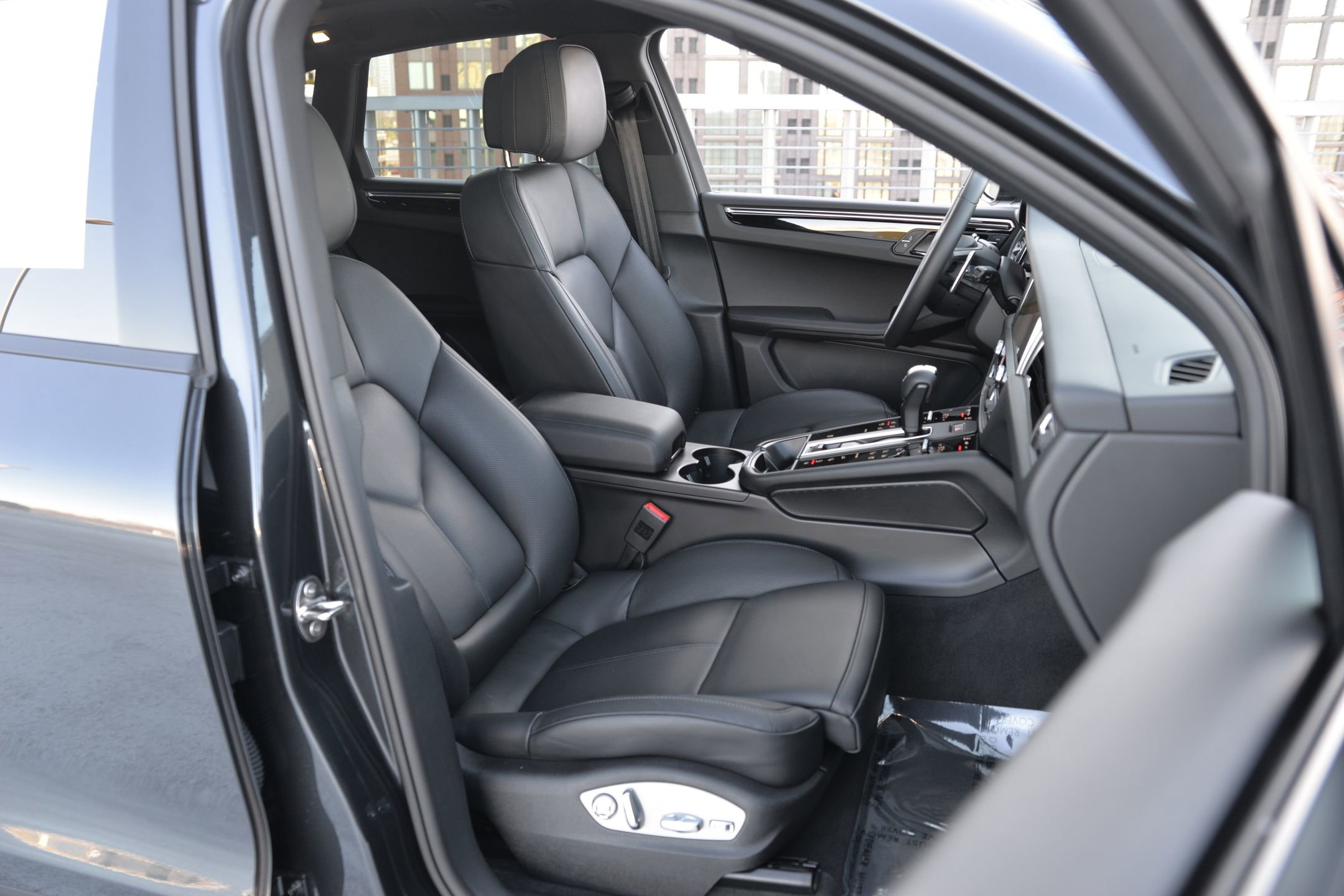 Certified 2025 Porsche Macan image 20