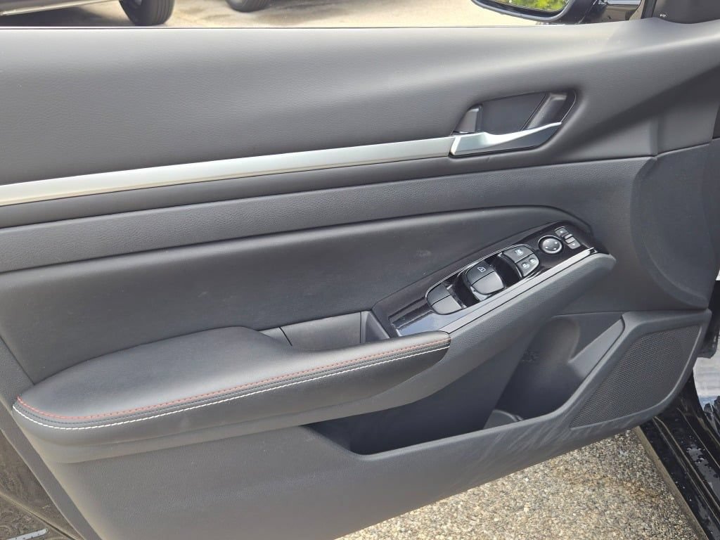 Used 2024 Nissan Altima 2.5 SR w/ SR Premium Package FWD image 25