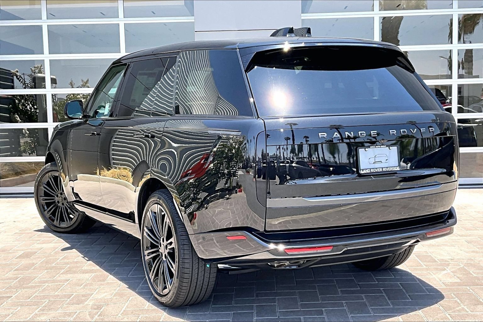 New 2026 Land Rover Range Rover Long Wheelbase SE AWD/4WD image 3