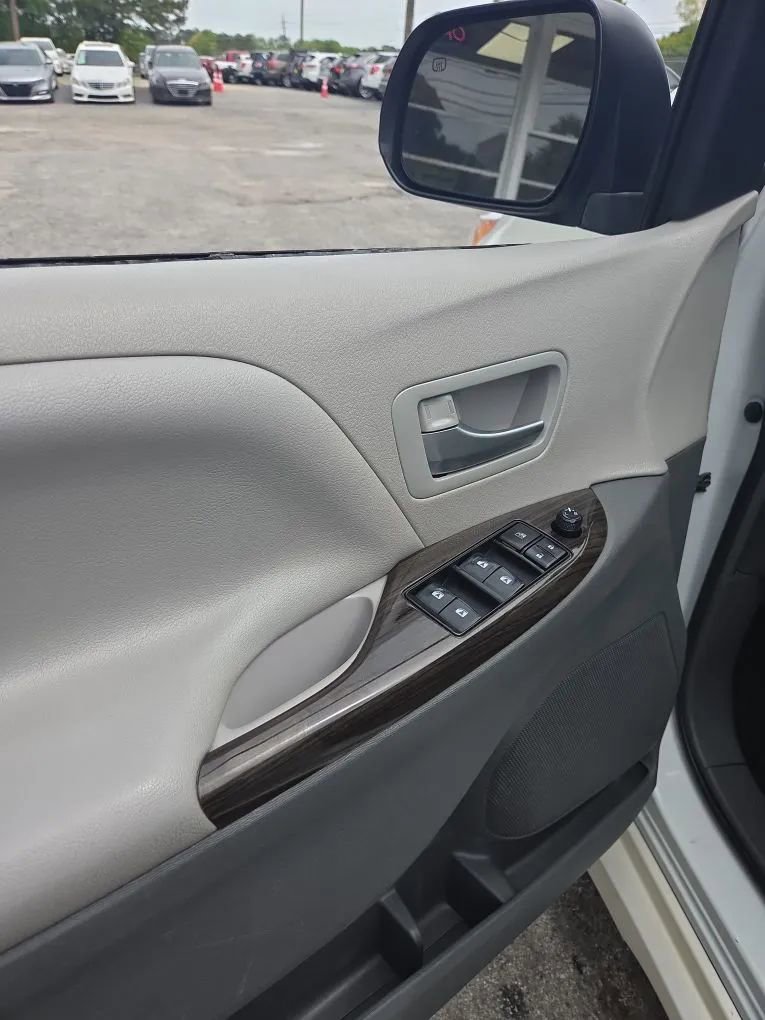 Used 2018 Toyota Sienna XLE w/ XLE Navigation Package image 12