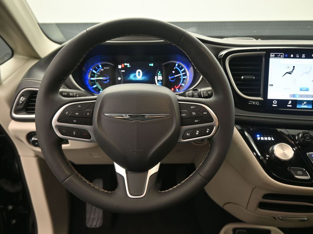 Used 2023 Chrysler Pacifica Touring-L FWD image 28