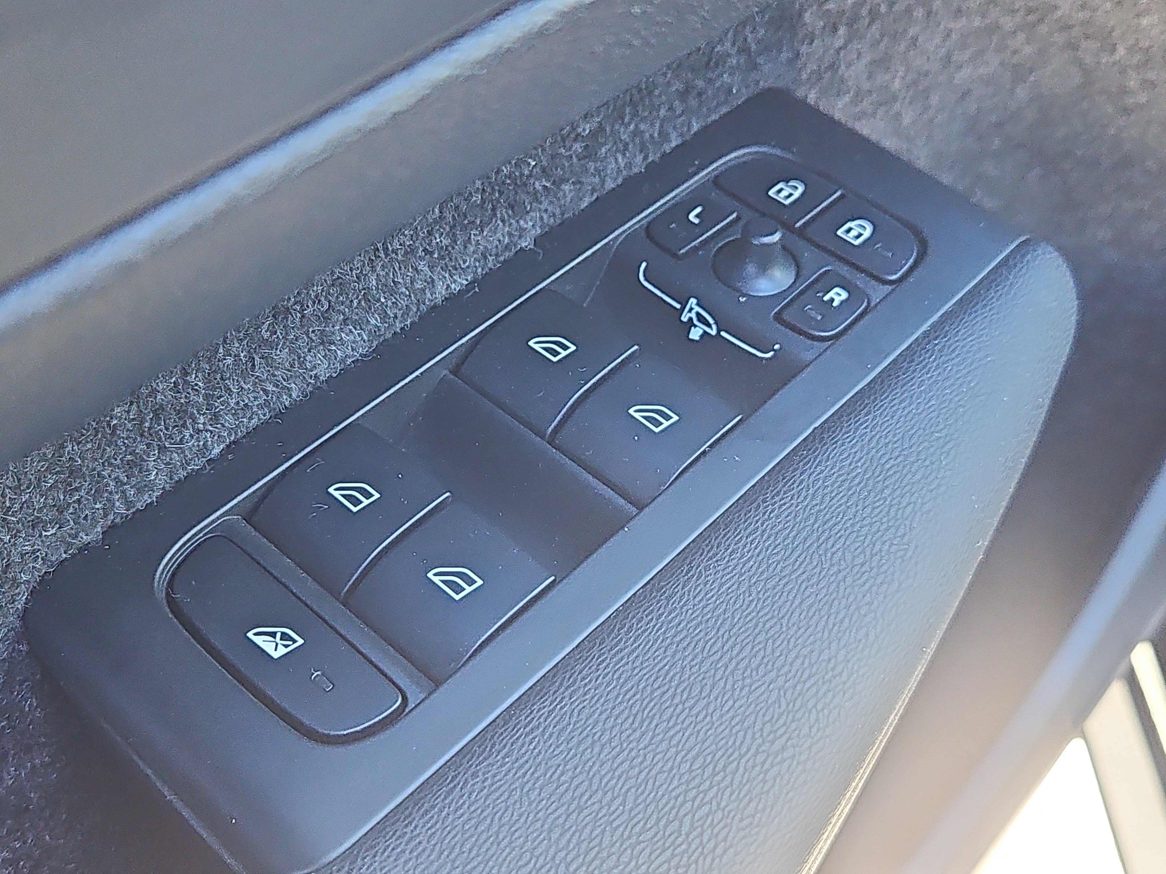 Used 2025 Volvo XC40 B5 Plus w/ Protection Package Premier image 23