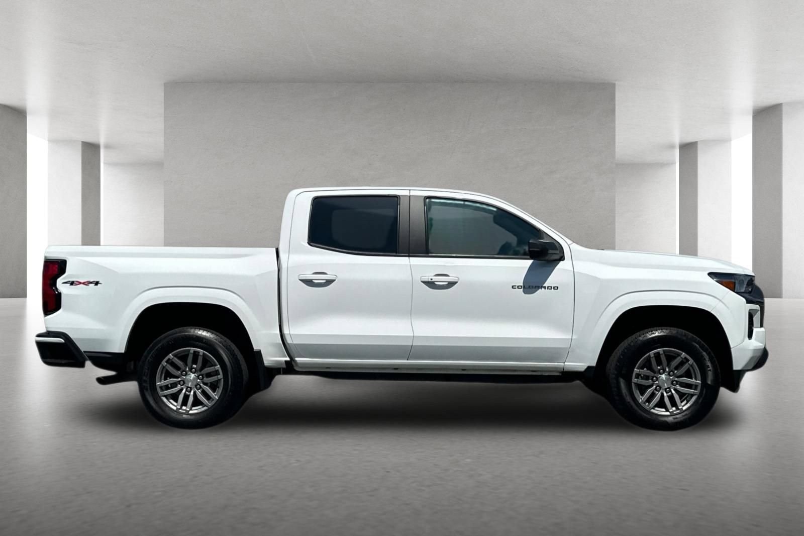 Used 2023 Chevrolet Colorado LT w/ LT Convenience Package II AWD/4WD image 3