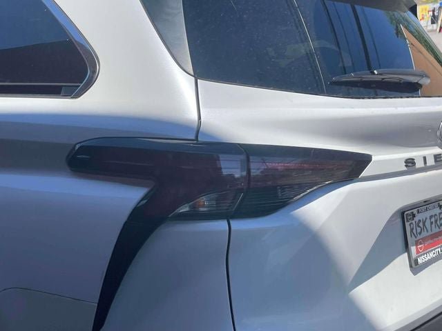 Used 2023 Toyota Sienna XLE FWD image 11