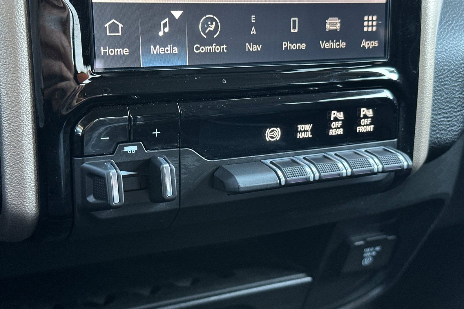 Used 2024 RAM 2500 Laramie w/ Safety Group image 19