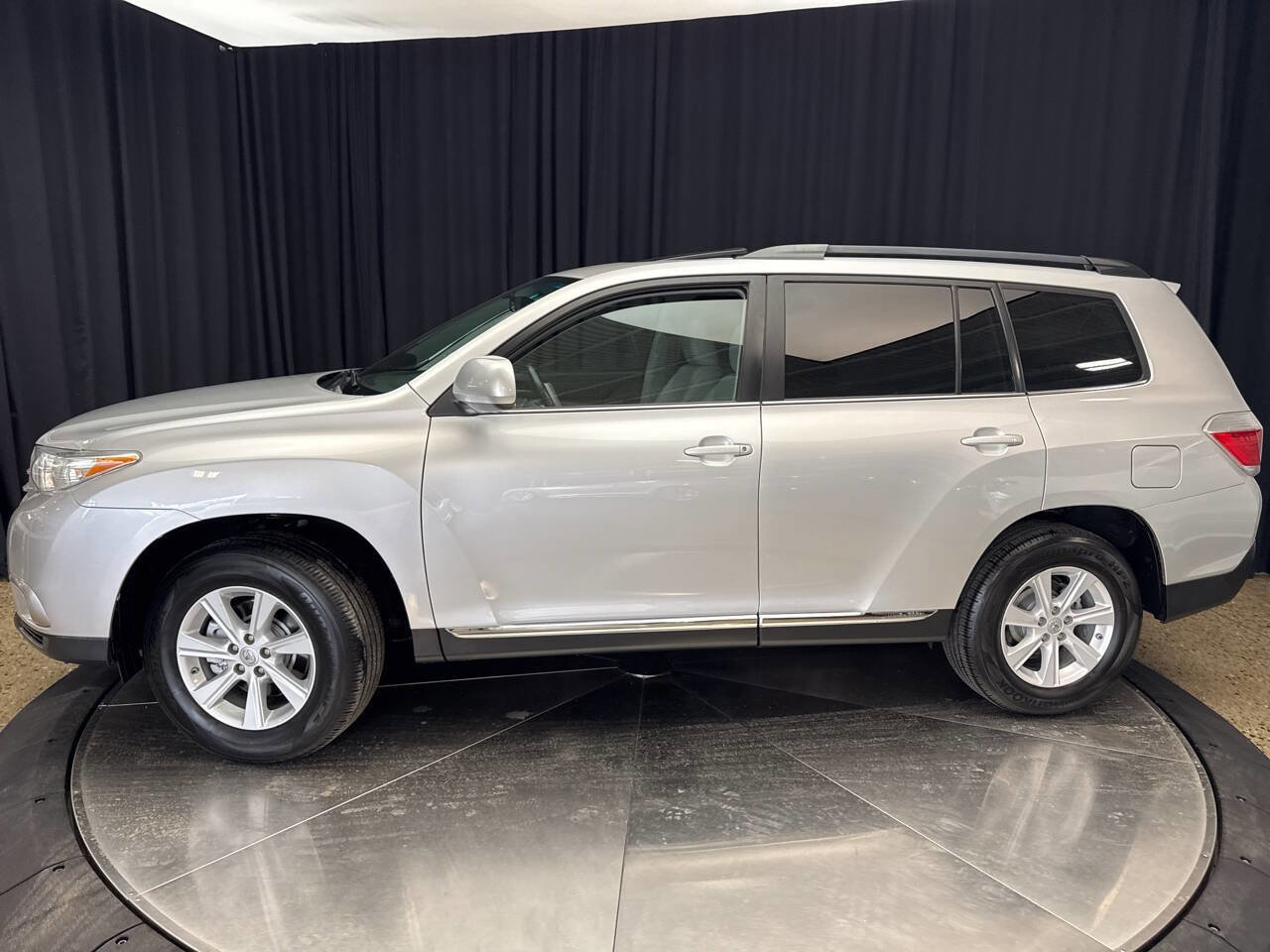 Used 2012 Toyota Highlander SE w/ Tow Pkg AWD/4WD image 4