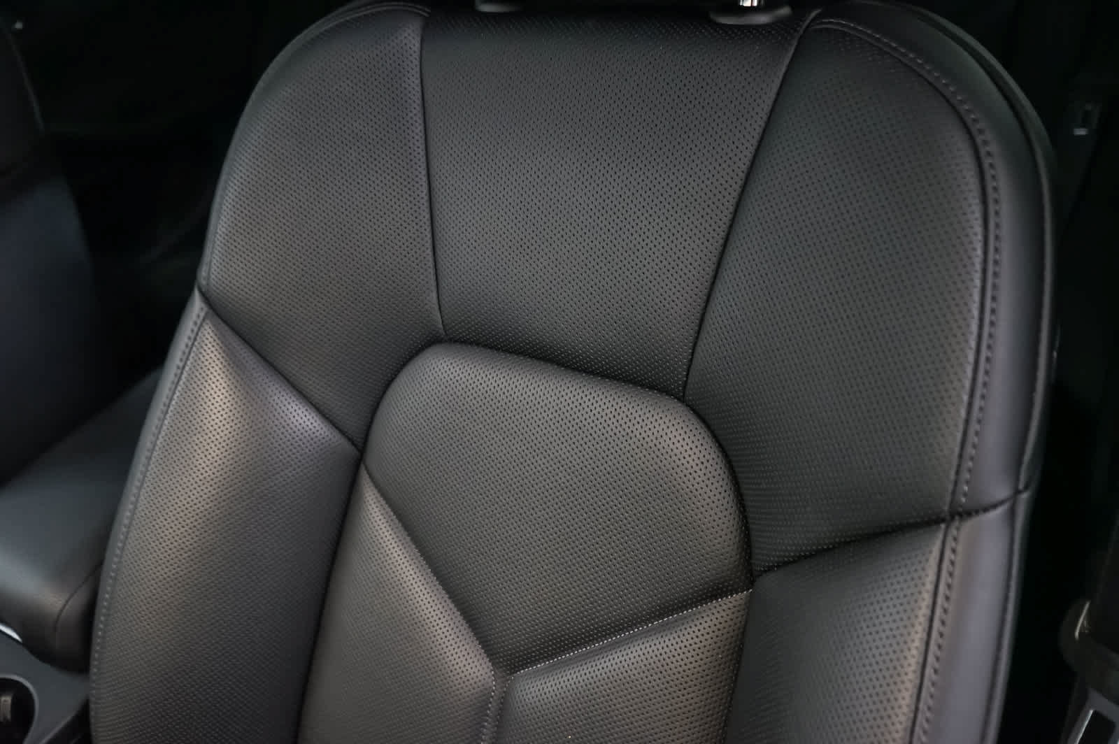 Certified 2026 Porsche Macan AWD/4WD image 31