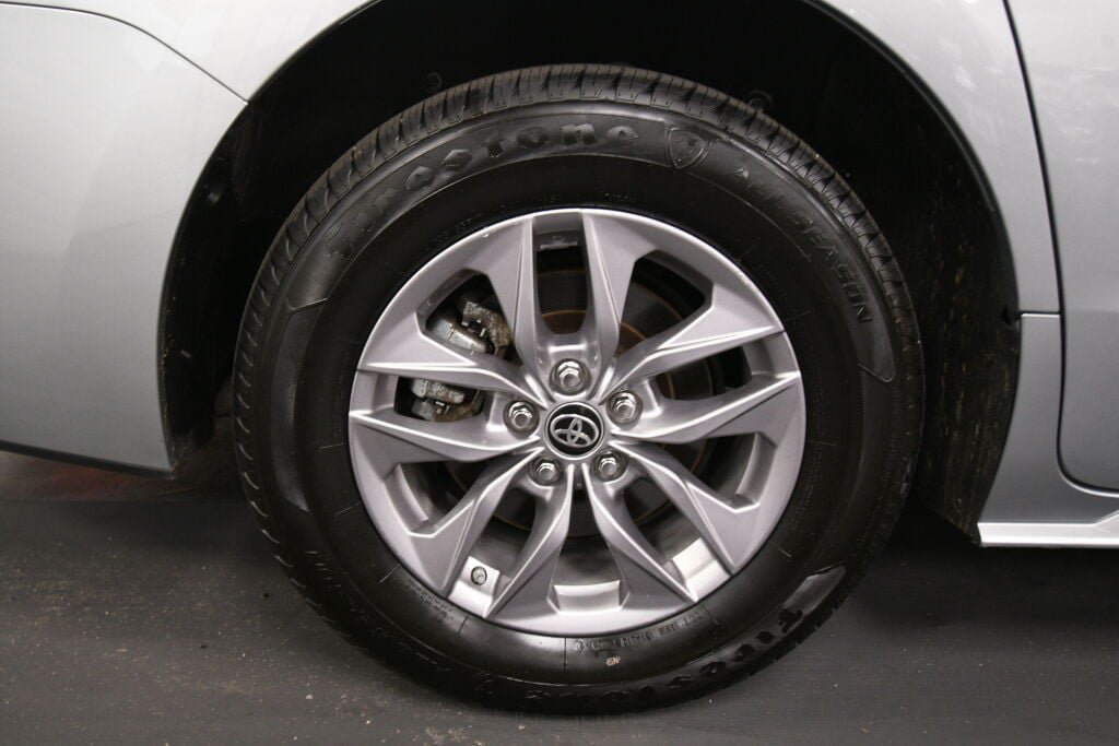 Certified 2024 Toyota Sienna XLE FWD image 33