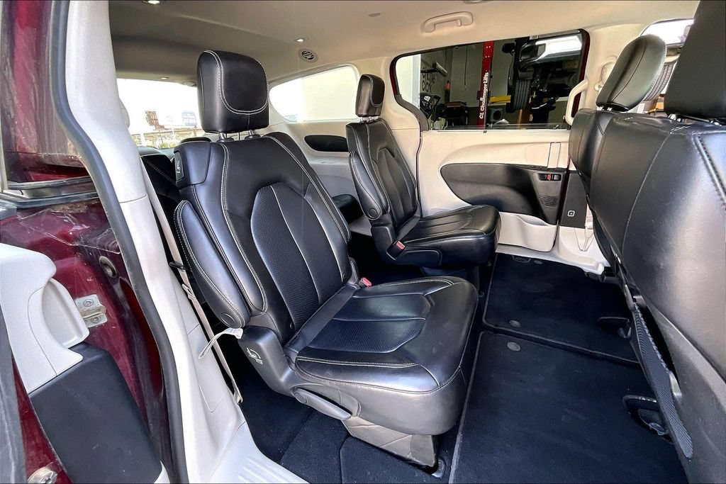 Used 2023 Chrysler Pacifica Touring-L FWD image 26