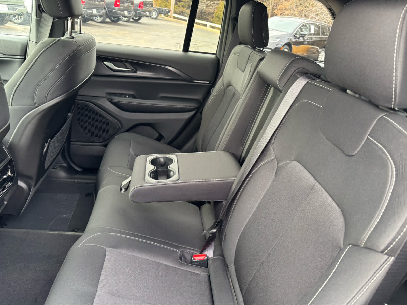 Used 2025 Jeep Grand Cherokee Laredo RWD image 16