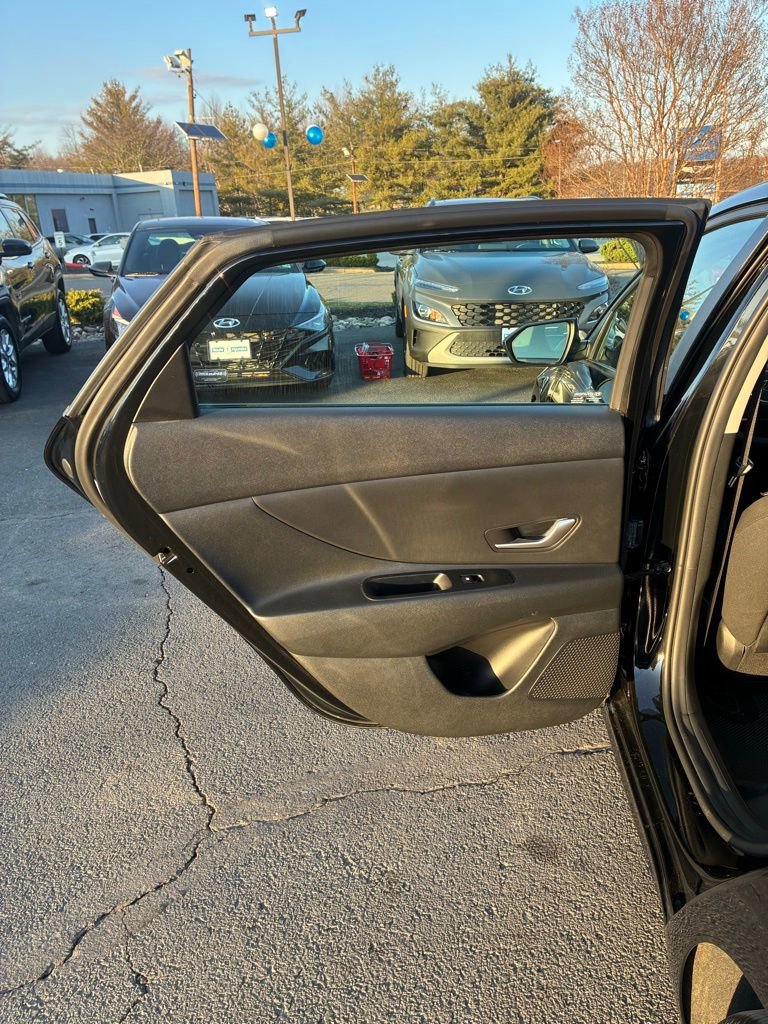 Used 2023 Hyundai Elantra SEL image 40