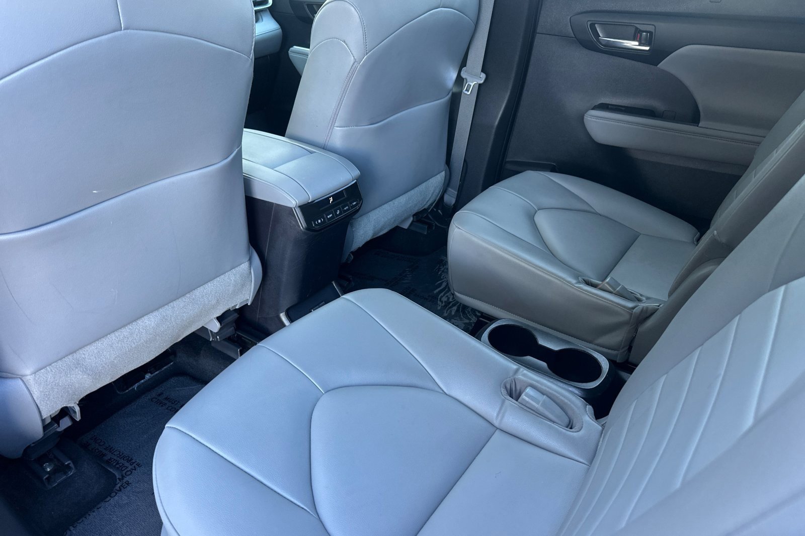 Used 2022 Toyota Highlander XLE image 11