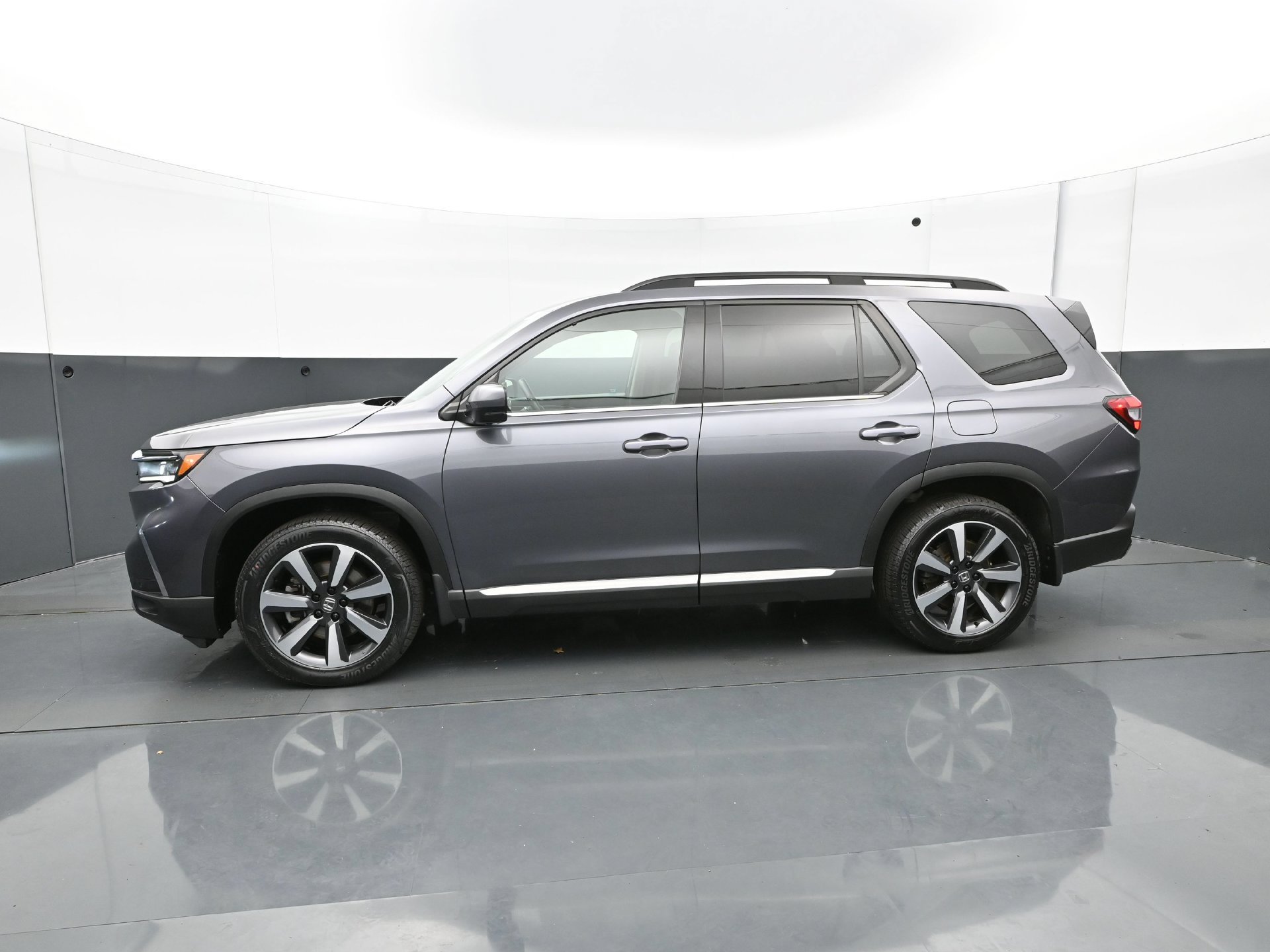 Used 2025 Honda Pilot Touring image 3