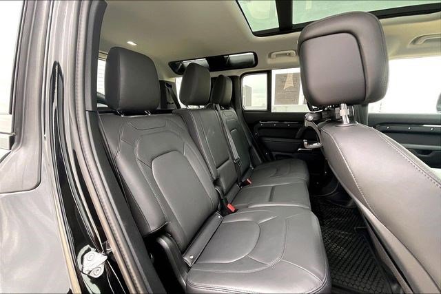 Used 2025 Land Rover Defender 110 S image 32