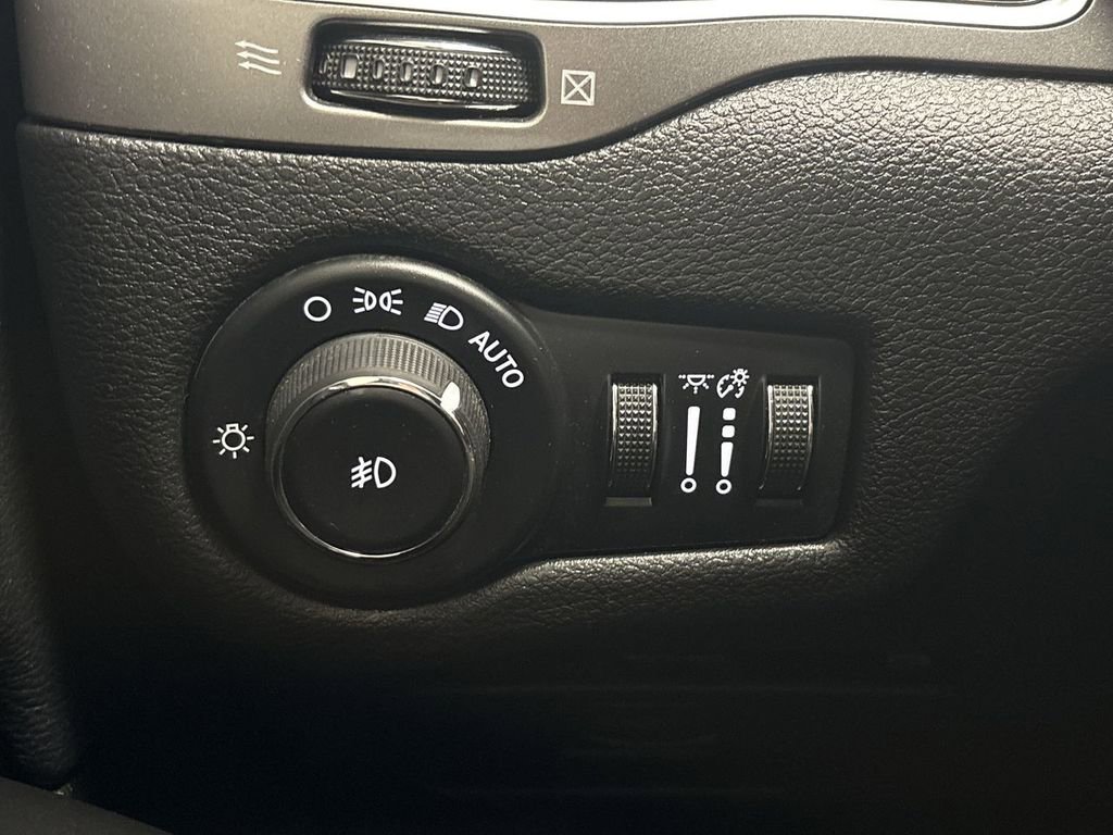 Used 2019 Jeep Cherokee Latitude AWD/4WD image 44