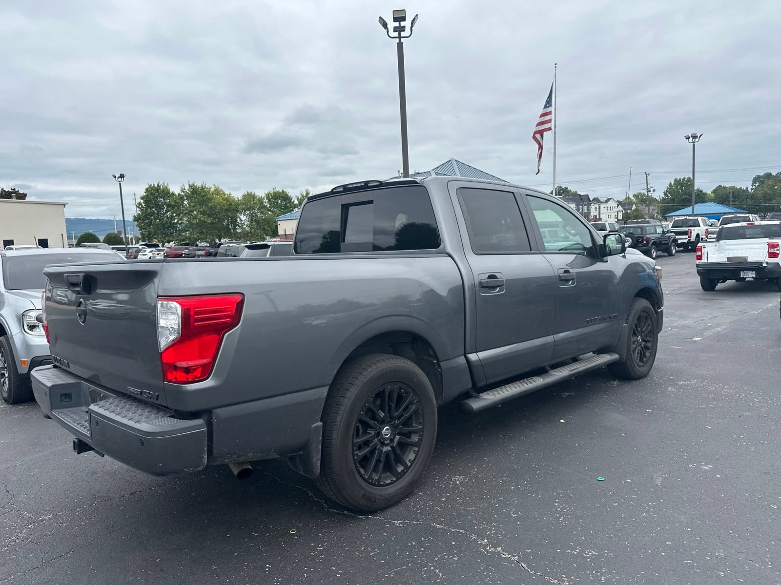 Used 2019 Nissan Titan SV w/ SV Convenience Package RWD image 4