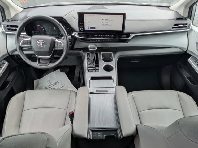 Used 2025 Toyota Sienna XLE FWD image 16