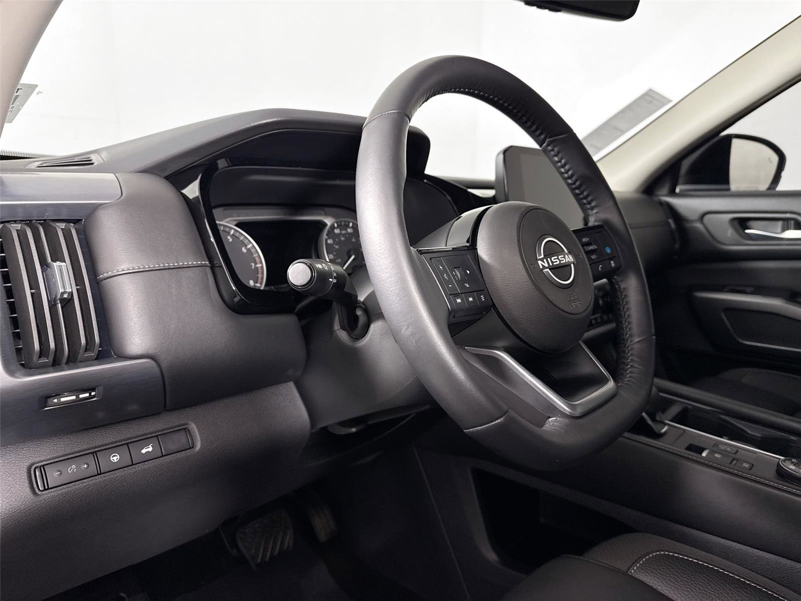 Used 2024 Nissan Pathfinder SL image 13