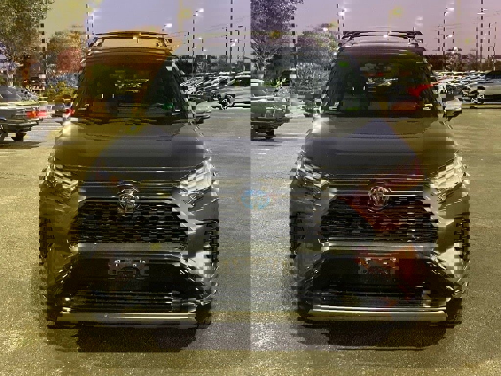 Used 2022 Toyota RAV4 SE image 2