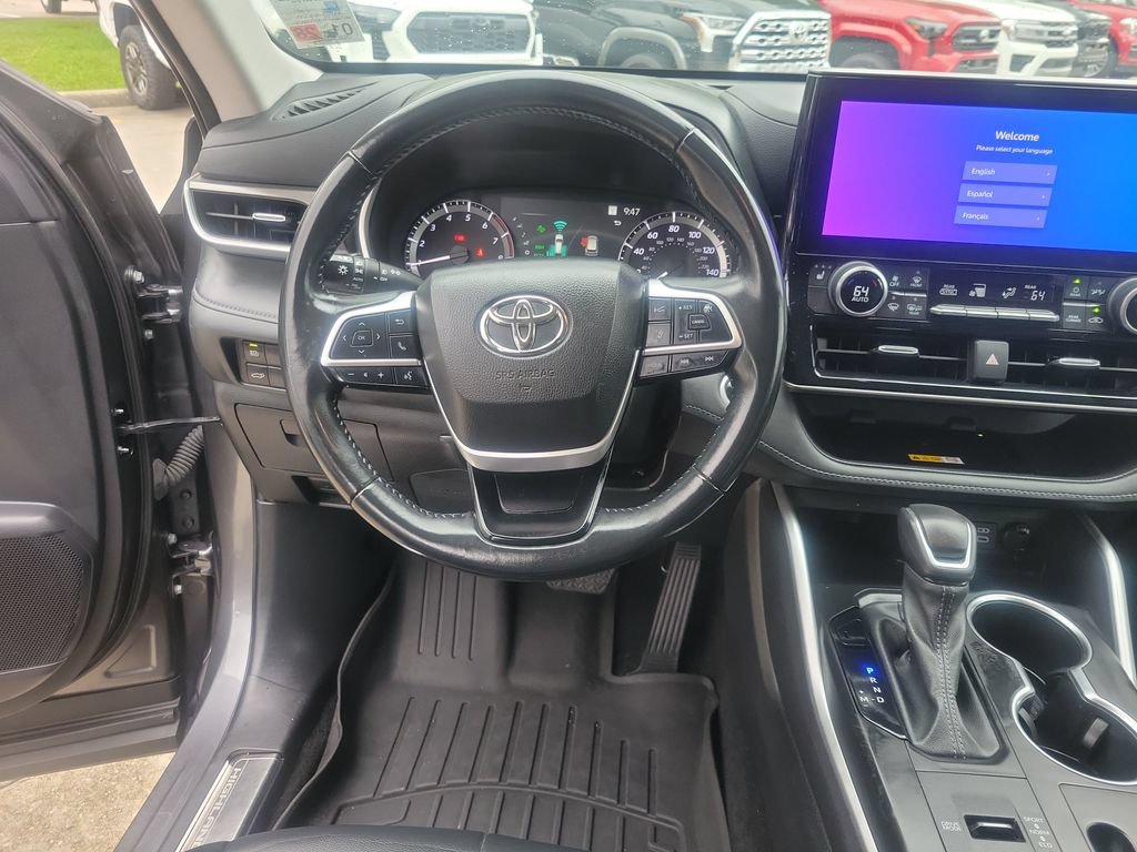 Certified 2024 Toyota Highlander XLE FWD image 19