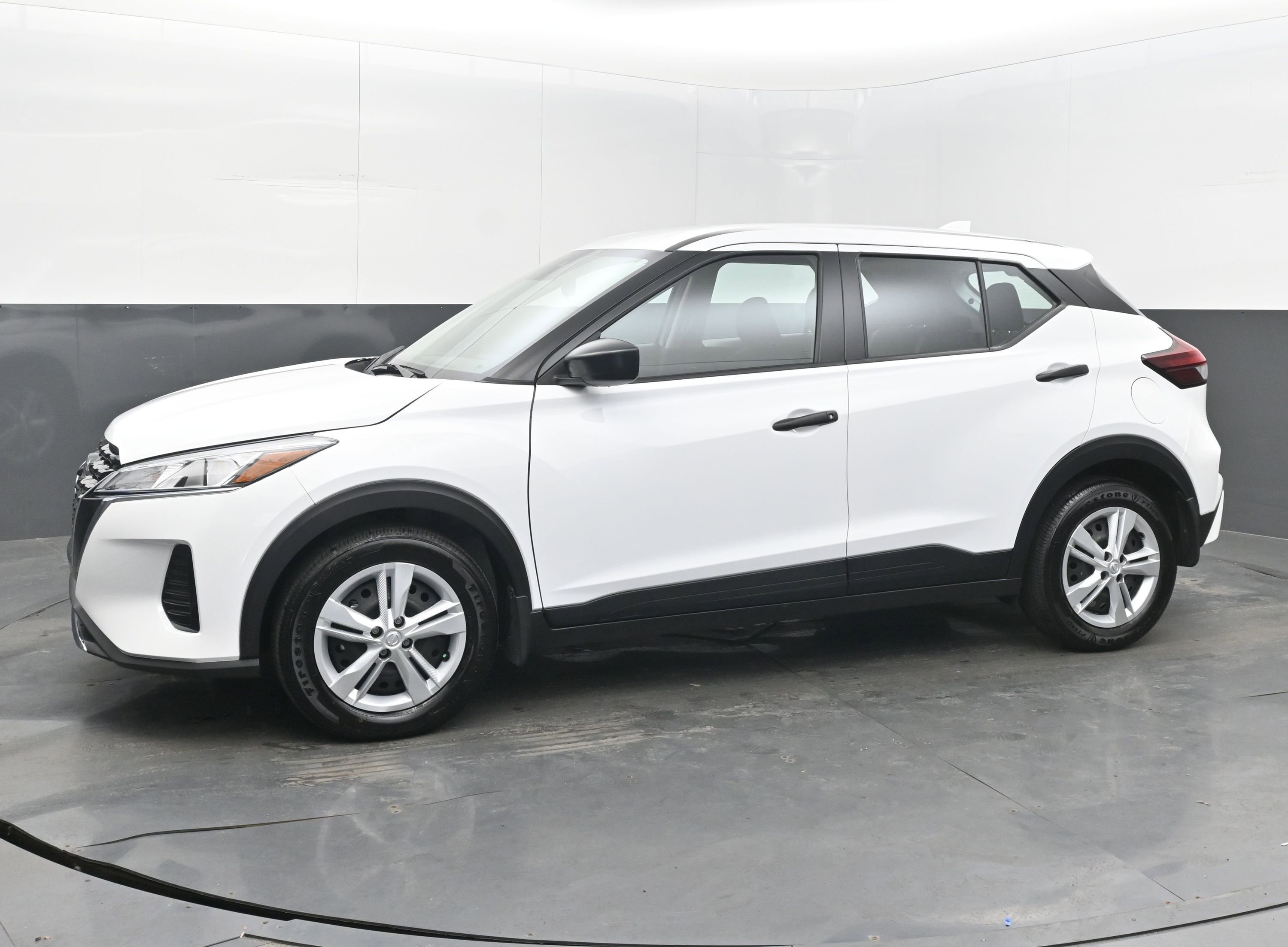 Certified 2025 Nissan Kicks Play S image 4