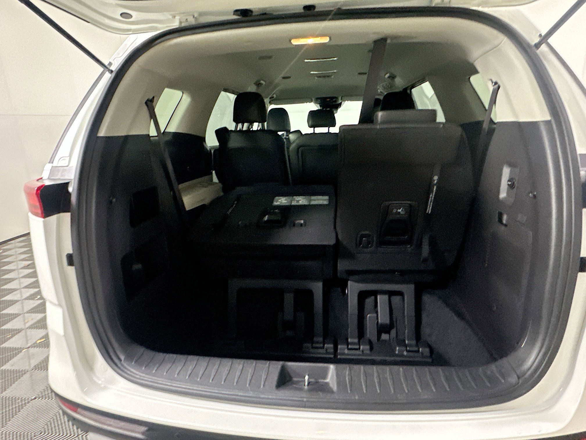 Used 2024 Kia Carnival LX image 29