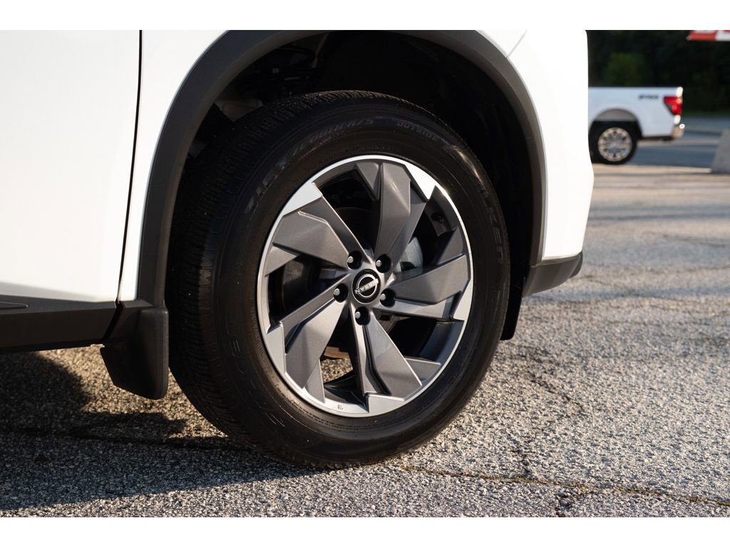 Used 2025 Nissan Rogue SV w/ SV Premium Package image 9