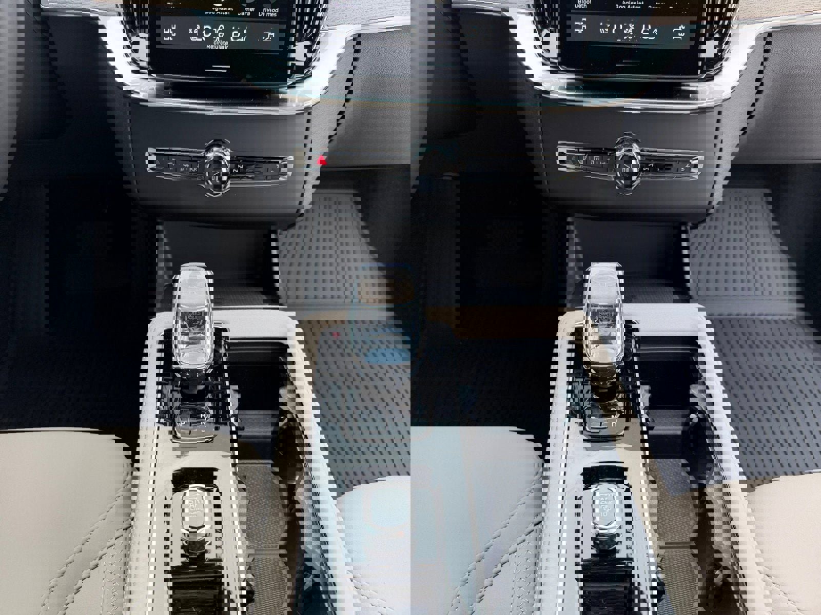 New 2026 Volvo XC90 B6 Plus w/ Protection Package Premier image 11