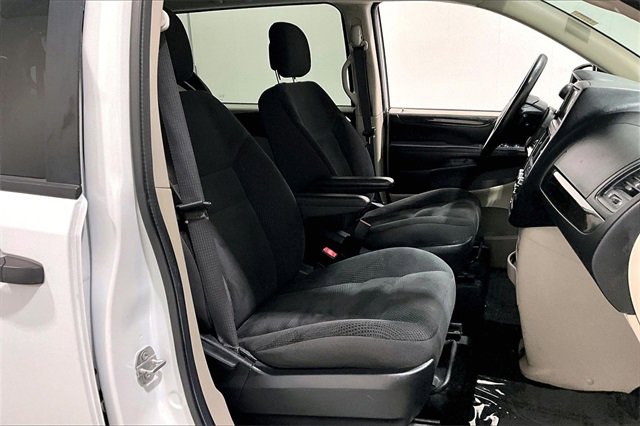 Used 2019 Dodge Grand Caravan SE w/ UConnect Hands-Free Group image 31