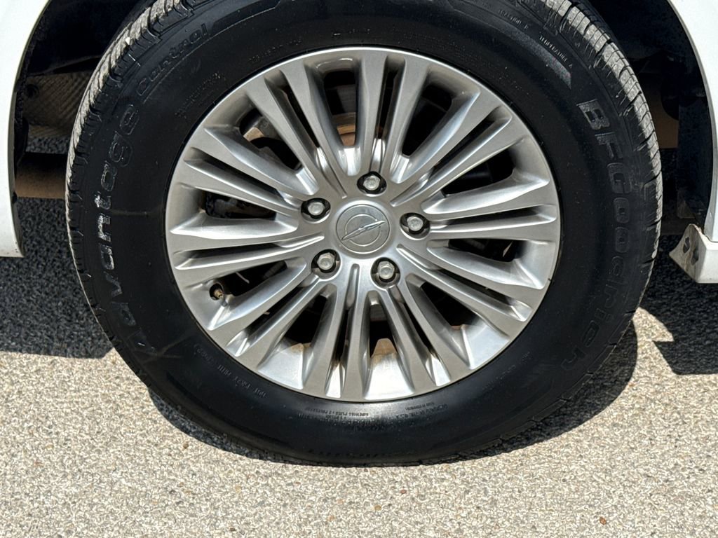 Used 2015 Chrysler Town & Country Touring-L w/ Driver Convenience Group image 9