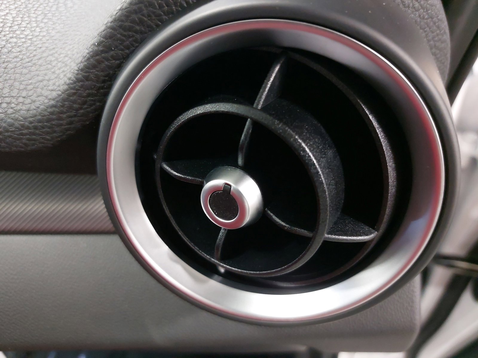 New 2025 Alfa Romeo Giulia AWD w/ Veloce Package AWD image 13