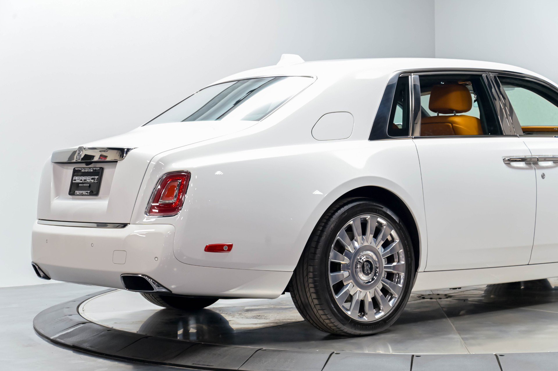 Used 2022 Rolls-Royce Phantom Sedan w/ The Phantom Package RWD image 19