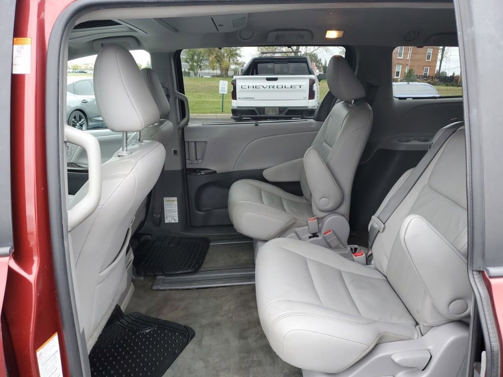 Used 2017 Toyota Sienna XLE Premium image 25