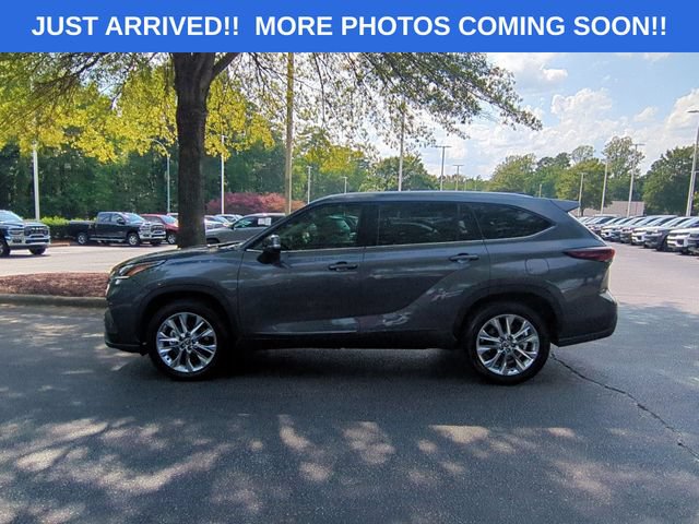 Used 2025 Toyota Highlander Limited FWD image 2
