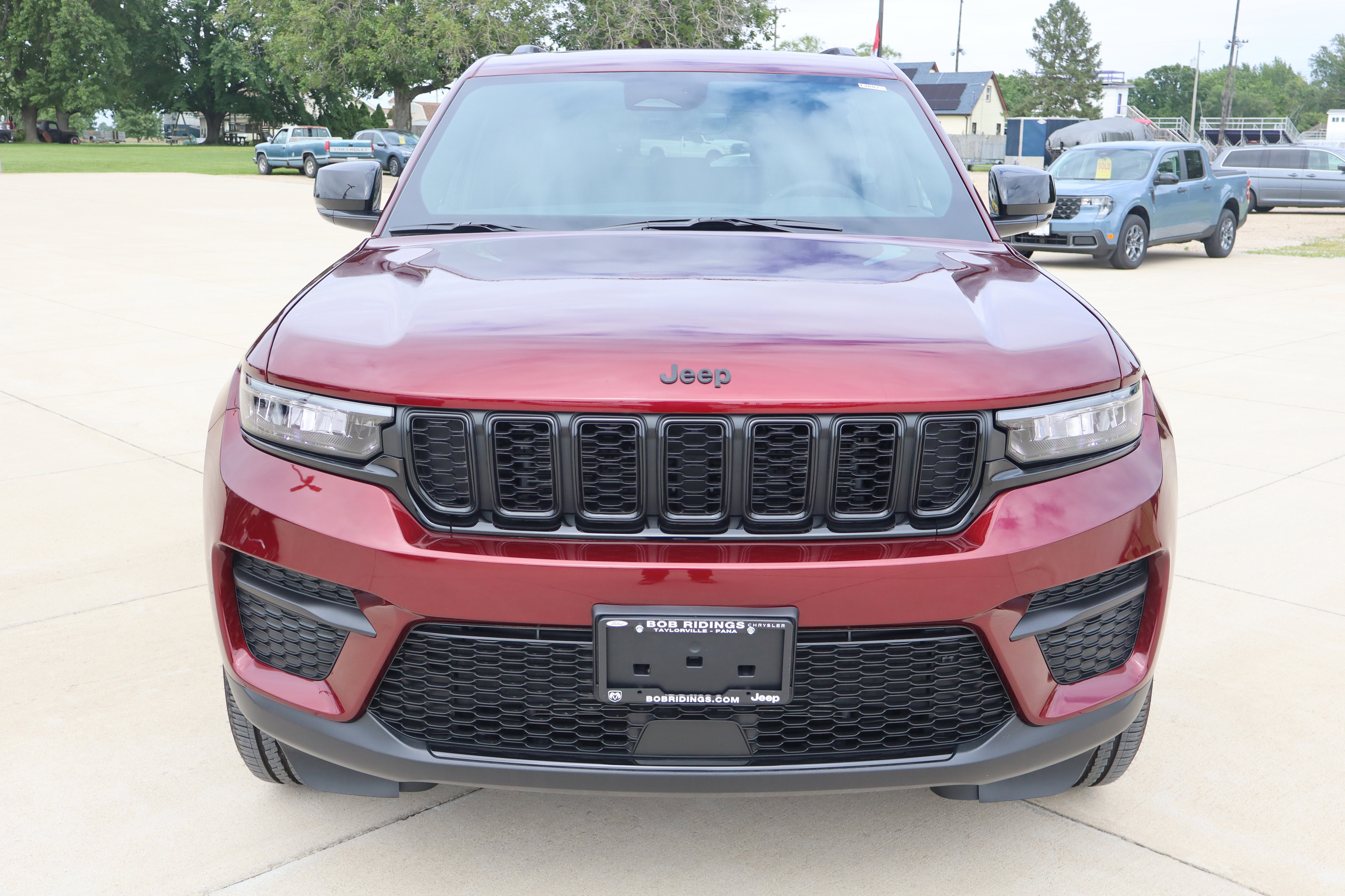 Used 2025 Jeep Grand Cherokee Altitude AWD/4WD image 3