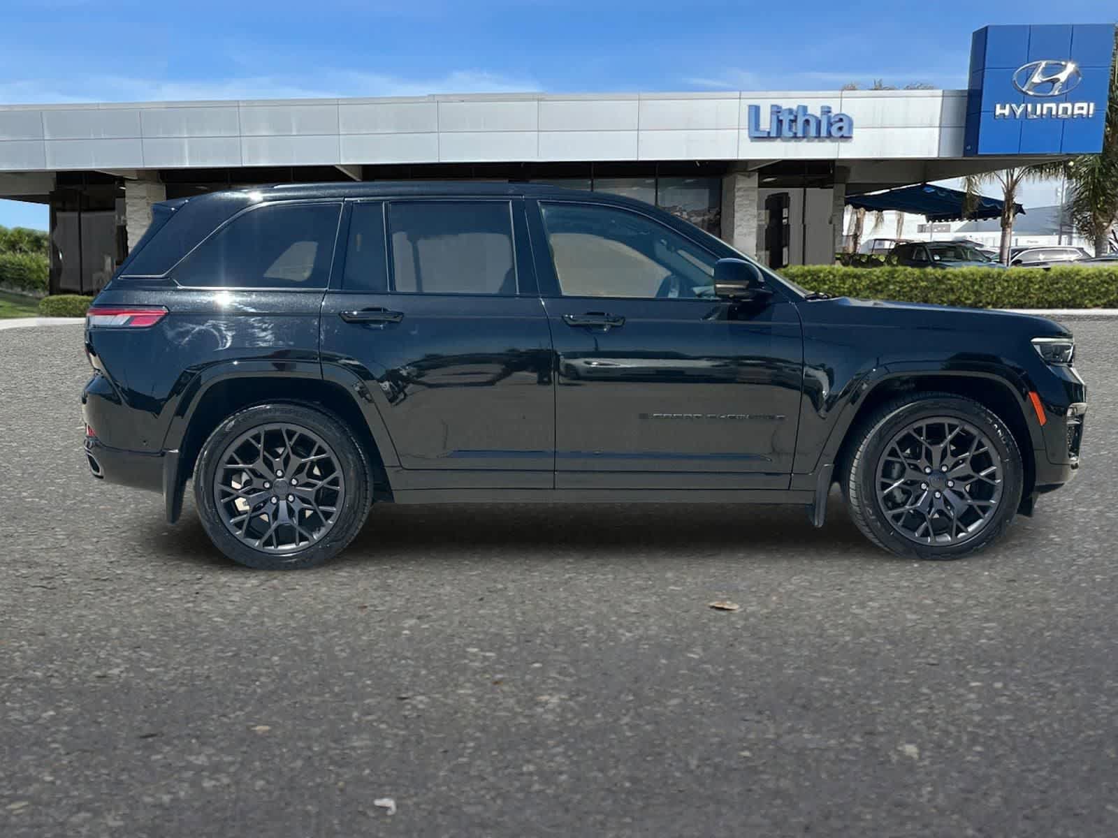 Used 2023 Jeep Grand Cherokee Summit AWD/4WD image 9