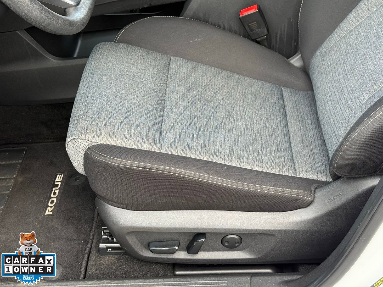 Used 2023 Nissan Rogue SV image 3