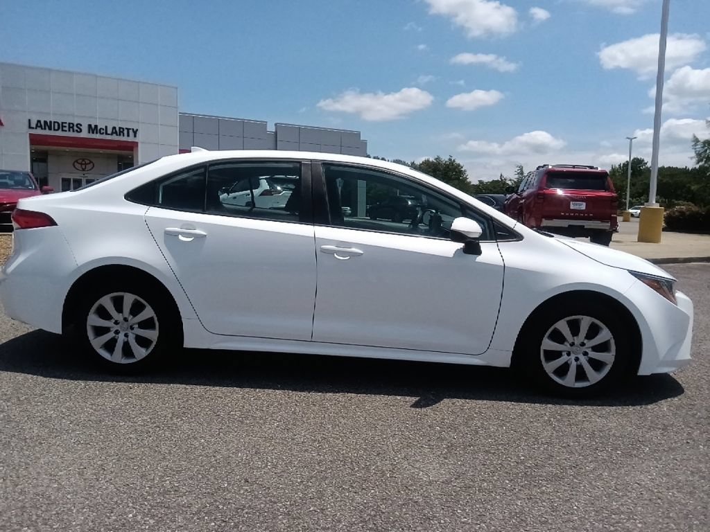 Used 2023 Toyota Corolla LE FWD image 2